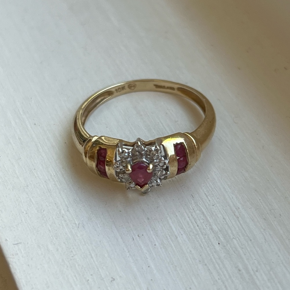 10 Karat gold ring with pretty red and white stones